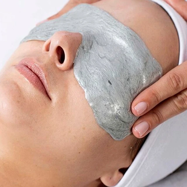 Mujer recibiendo tratamiento ocular con mascarilla en centro de estética Le Blanc Alicante